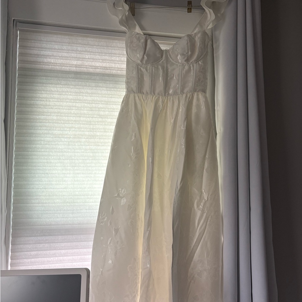 V. Chapman White Midi Dress with Sweetheart Bodice and Front Slit - Picture 2 of 4